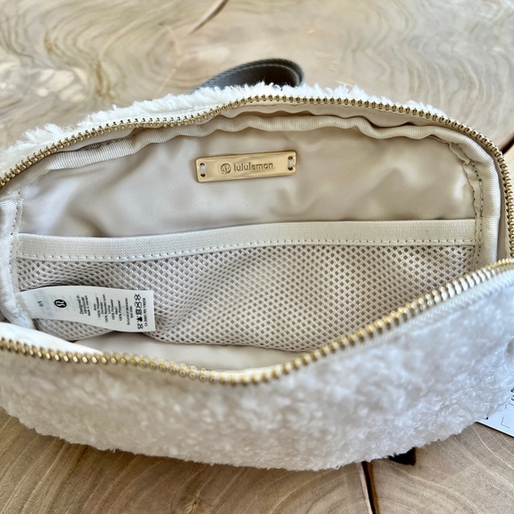 Lululemon Everywhere Fleece Belt Bag
Light Ivory. Release Date: 11/2021 - Picture 2 of 4